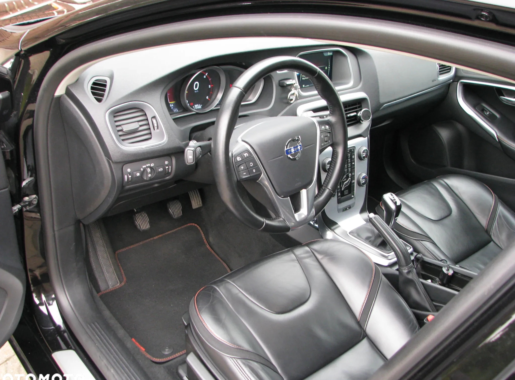 Volvo V40 cena 59900 przebieg: 110000, rok produkcji 2016 z Piotrków Trybunalski małe 301